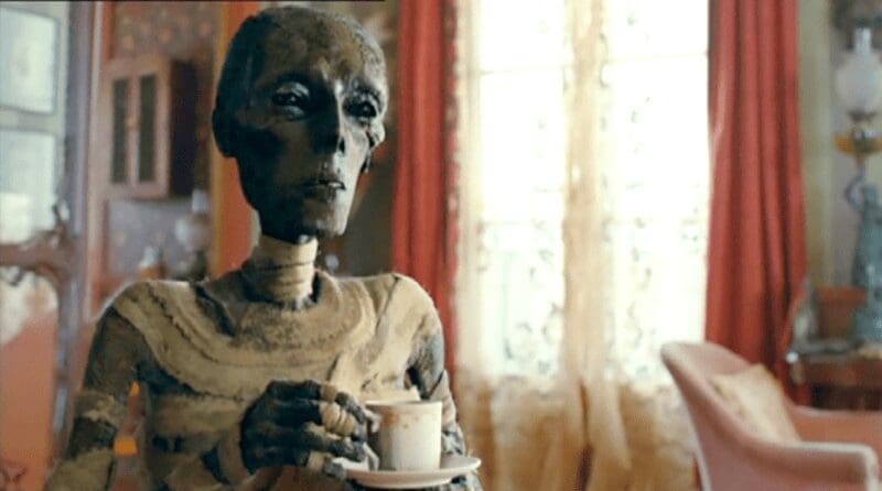 Screenshot form the movie of a mummy drinking tea.